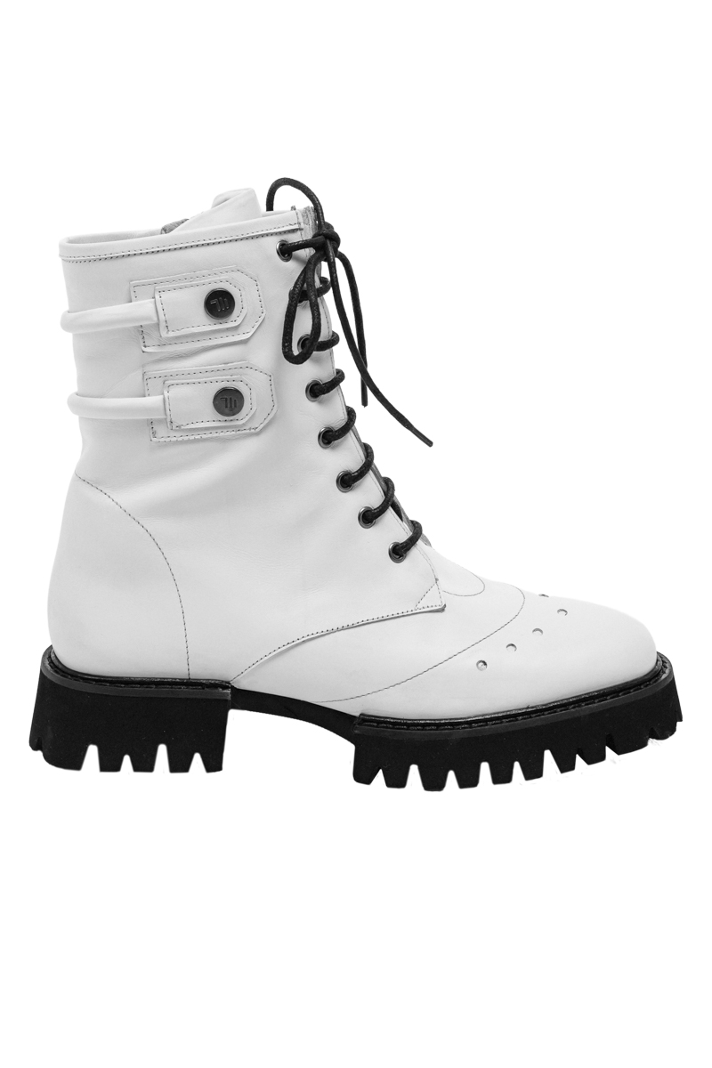 White boots photo 1